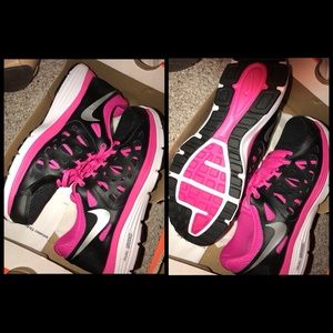 WOMANS NIKE DUAL FUSION RUN 2